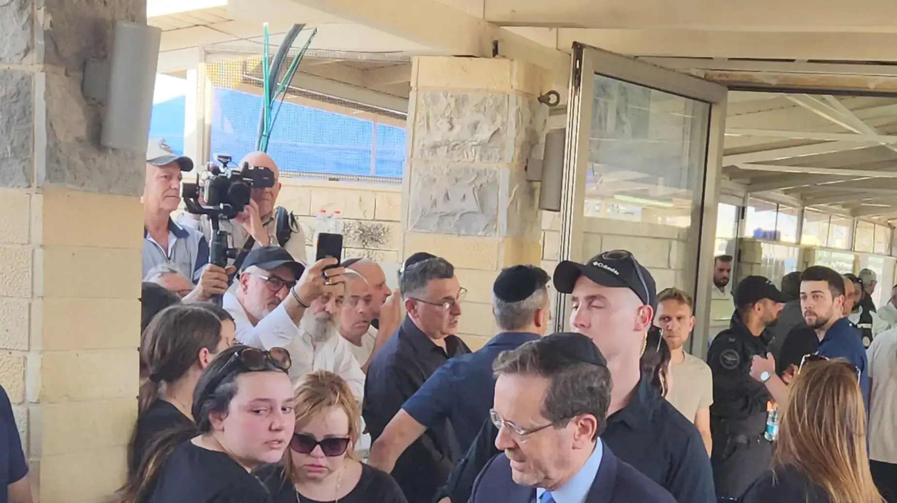 הנשיא יצחק הרצוג בלוויה של דוד לוי הנשיא יצחק הרצוג בלוויה של דוד לוי