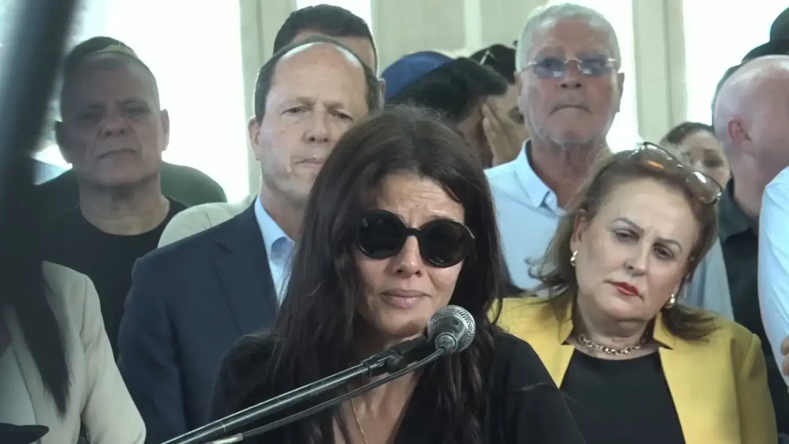 אורלי לוי אבקסיס בלוויה של אביה דוד לוי 3 ביוני 2024 אורלי לוי אבקסיס בלוויה של אביה דוד לוי 3 ביוני 2024