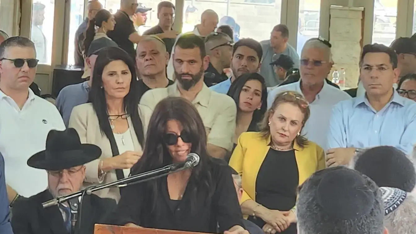 אורלי לוי אבקסיס בלוויה של אביה דוד לוי 3 ביוני 2024 אורלי לוי אבקסיס בלוויה של אביה דוד לוי 3 ביוני 2024