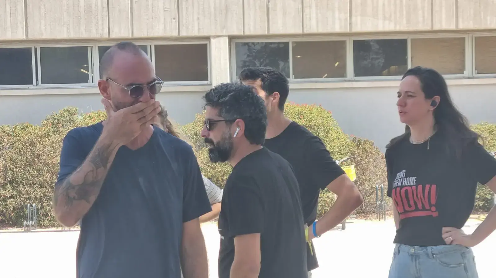 חברי הקיבוץ צופים בהריסות הבתים ביישובי העוטף במסגרת שיקום היישובים ובנייתם מחדש, בארי, 4 ביוני 2024 חברי הקיבוץ צופים בהריסות הבתים ביישובי העוטף במסגרת שיקום היישובים ובנייתם מחדש, בארי, 4 ביוני 2024