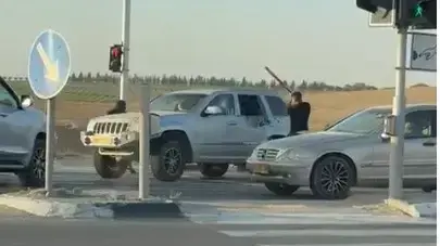 אחד החשודים חובט באלה ברכב שהותקף בדרום אחד החשודים חובט באלה ברכב שהותקף בדרום