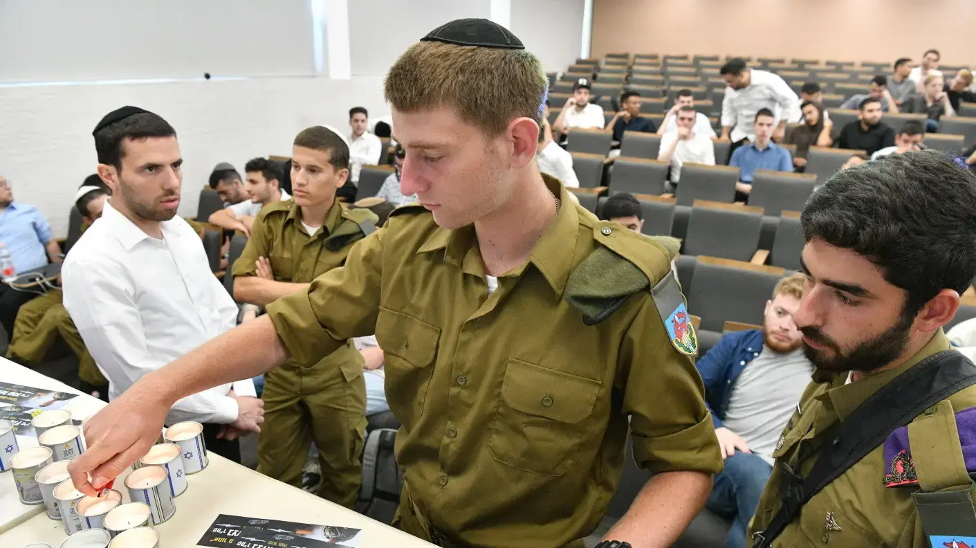 תלמידי ישיבת ההסדר החרדית ״חדוותא״ מדליקים נרות לזכרו של חברם בצלאל צבי קובץ, גן יבנה, 4 ביוני 2024 תלמידי ישיבת ההסדר החרדית ״חדוותא״ מדליקים נרות לזכרו של חברם בצלאל צבי קובץ, גן יבנה, 4 ביוני 2024