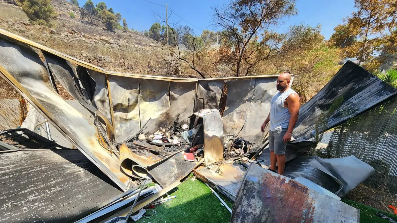 שריפה בחצר ביתו של מאור לוי, קריית שמונה, 5 ביוני 2024 שריפה בחצר ביתו של מאור לוי, קריית שמונה, 5 ביוני 2024