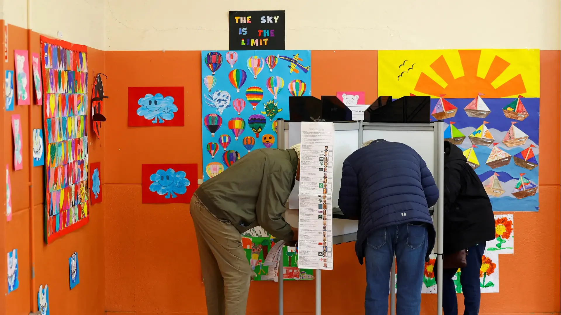 אנשים בדבלין מצביעים בבחירות לפרלמנט האירופי, 7 ביוני 2024 אנשים בדבלין מצביעים בבחירות לפרלמנט האירופי, 7 ביוני 2024