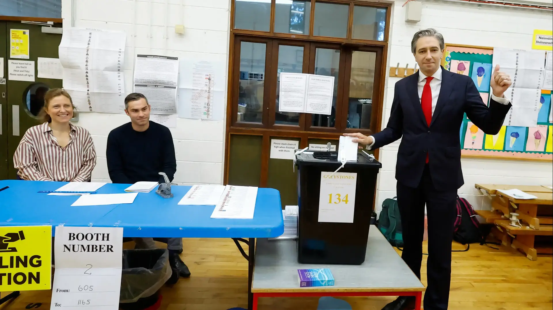 אנשים בדבלין מצביעים בבחירות לפרלמנט האירופי, 7 ביוני 2024 אנשים בדבלין מצביעים בבחירות לפרלמנט האירופי, 7 ביוני 2024