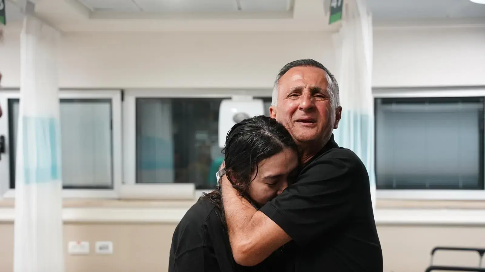 רגעי המפגשים המרגשים של נועה ארגמני, אלמוג מאיר, אנדרי קוזלוב ושלומי זיו, שחולצו היום במבצע נועז מעזה, עם בני משפחותיהם בבית החולים שיבא.
רגעי המפגשים המרגשים של נועה ארגמני, אלמוג מאיר, אנדרי קוזלוב ושלומי זיו, שחולצו היום במבצע נועז מעזה, עם בני משפחותיהם בבית החולים שיבא.