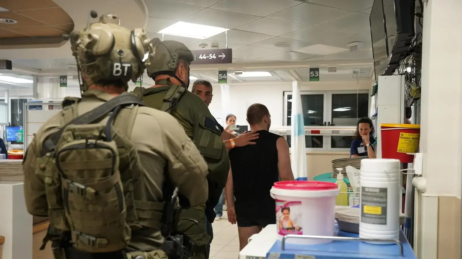 רגעי המפגשים המרגשים של נועה ארגמני, אלמוג מאיר, אנדרי קוזלוב ושלומי זיו, שחולצו היום במבצע נועז מעזה, עם בני משפחותיהם בבית החולים שיבא.
רגעי המפגשים המרגשים של נועה ארגמני, אלמוג מאיר, אנדרי קוזלוב ושלומי זיו, שחולצו היום במבצע נועז מעזה, עם בני משפחותיהם בבית החולים שיבא.
