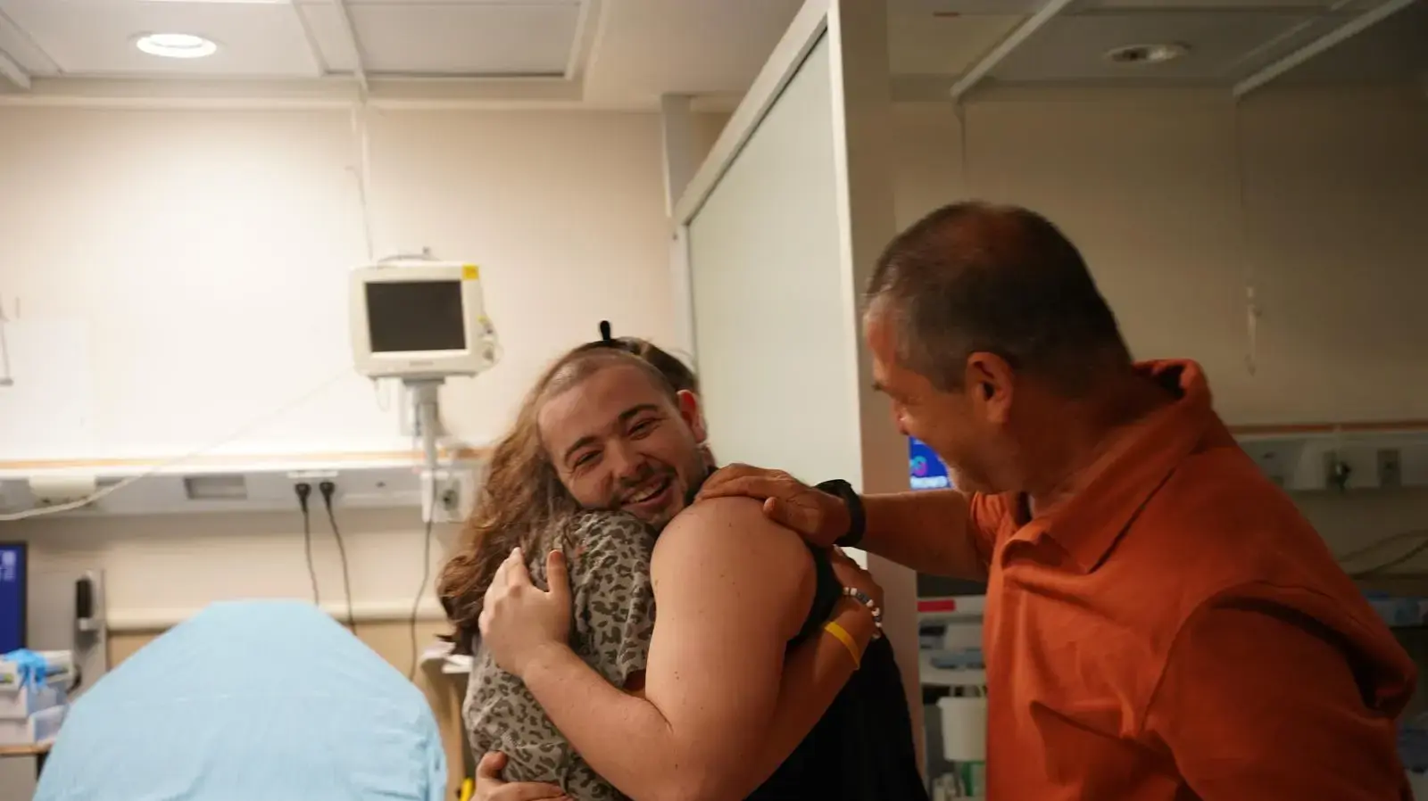 רגעי המפגשים המרגשים של נועה ארגמני, אלמוג מאיר, אנדרי קוזלוב ושלומי זיו, שחולצו היום במבצע נועז מעזה, עם בני משפחותיהם בבית החולים שיבא.
רגעי המפגשים המרגשים של נועה ארגמני, אלמוג מאיר, אנדרי קוזלוב ושלומי זיו, שחולצו היום במבצע נועז מעזה, עם בני משפחותיהם בבית החולים שיבא.