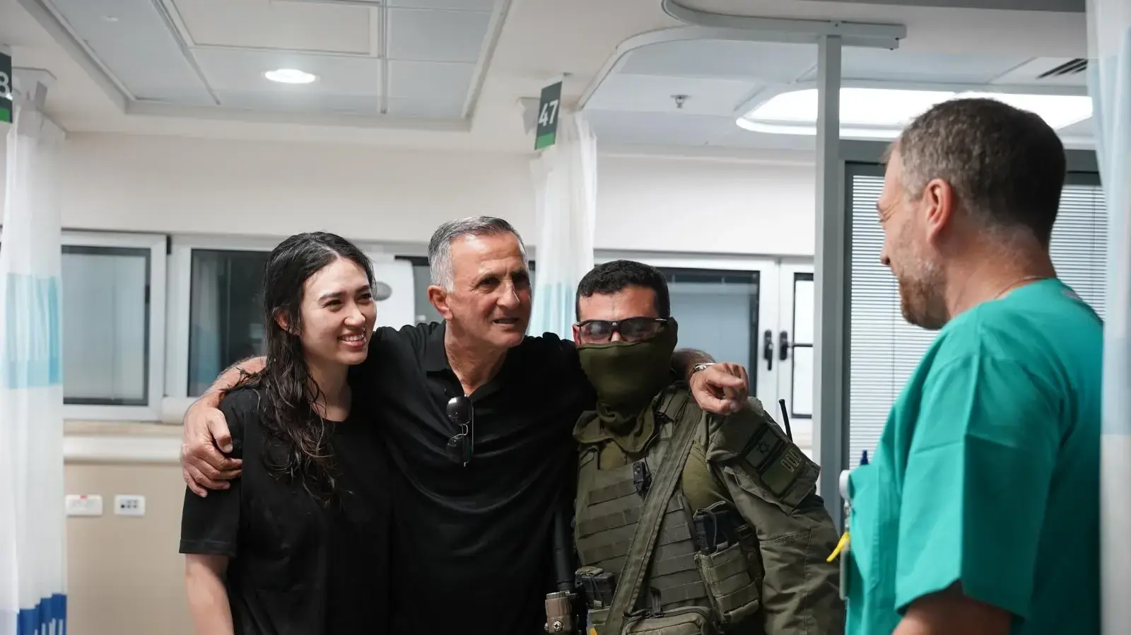 רגעי המפגשים המרגשים של נועה ארגמני, אלמוג מאיר, אנדרי קוזלוב ושלומי זיו, שחולצו היום במבצע נועז מעזה, עם בני משפחותיהם בבית החולים שיבא.
רגעי המפגשים המרגשים של נועה ארגמני, אלמוג מאיר, אנדרי קוזלוב ושלומי זיו, שחולצו היום במבצע נועז מעזה, עם בני משפחותיהם בבית החולים שיבא.