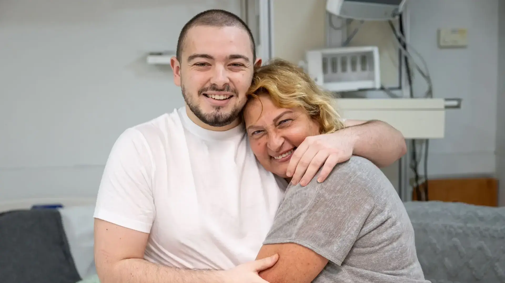 אלמוג מאיר ז'אן עם בני משפחתו לאחר שחרורו, בי"ח שיבא, 8 ביוני 2024 אלמוג מאיר ז'אן עם בני משפחתו לאחר שחרורו, בי"ח שיבא, 8 ביוני 2024