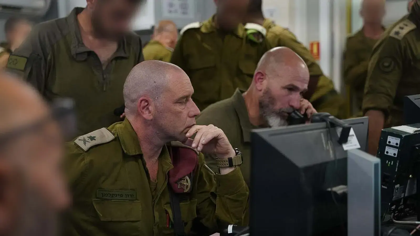 חדר המבצעים של אוגדה 98 יחד עם מפקד פיקוד הדרום ומפקד האוגדה בזמן מבצע השבעת ארבעת החטופים מלב עזה 08 ביוני 2024 חדר המבצעים של אוגדה 98 יחד עם מפקד פיקוד הדרום ומפקד האוגדה בזמן מבצע השבעת ארבעת החטופים מלב עזה 08 ביוני 2024