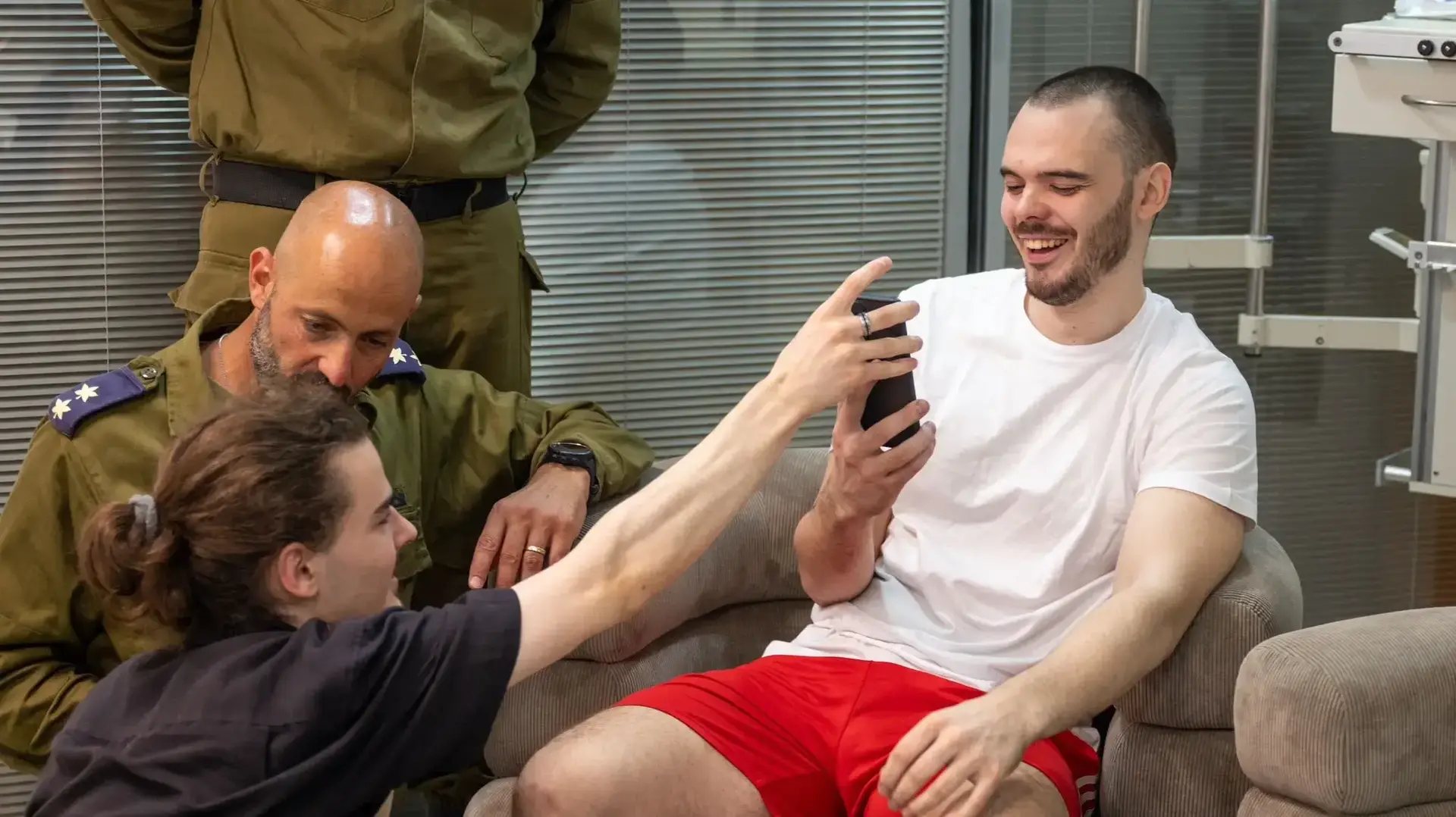 רגעי המפגשים המרגשים של נועה ארגמני, אלמוג מאיר, אנדרי קוזלוב ושלומי זיו, שחולצו היום במבצע נועז מעזה, עם בני משפחותיהם בבית החולים שיבא. רגעי המפגשים המרגשים של נועה ארגמני, אלמוג מאיר, אנדרי קוזלוב ושלומי זיו, שחולצו היום במבצע נועז מעזה, עם בני משפחותיהם בבית החולים שיבא.