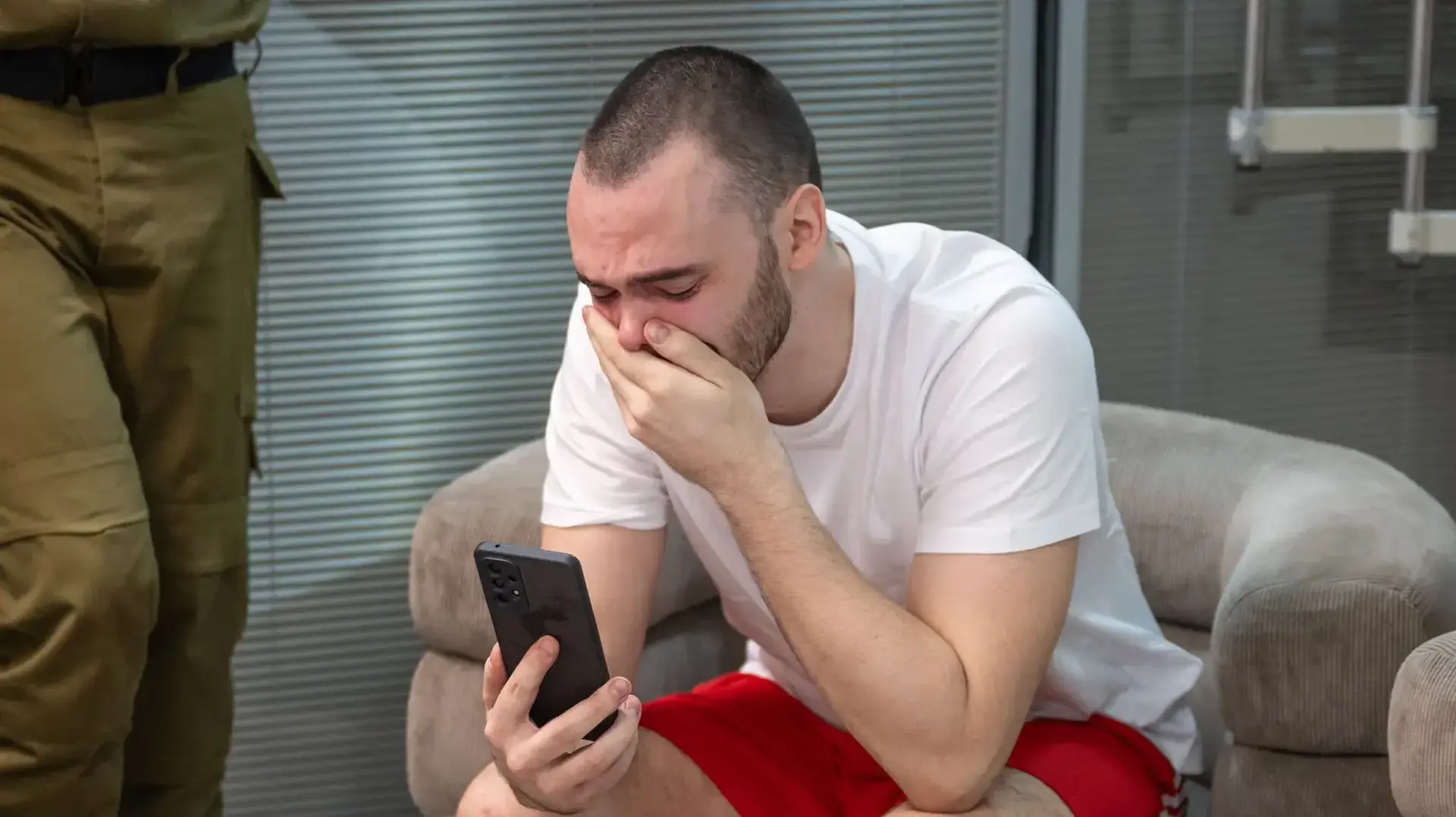 רגעי המפגשים המרגשים של נועה ארגמני, אלמוג מאיר, אנדרי קוזלוב ושלומי זיו, שחולצו היום במבצע נועז מעזה, עם בני משפחותיהם בבית החולים שיבא. רגעי המפגשים המרגשים של נועה ארגמני, אלמוג מאיר, אנדרי קוזלוב ושלומי זיו, שחולצו היום במבצע נועז מעזה, עם בני משפחותיהם בבית החולים שיבא.