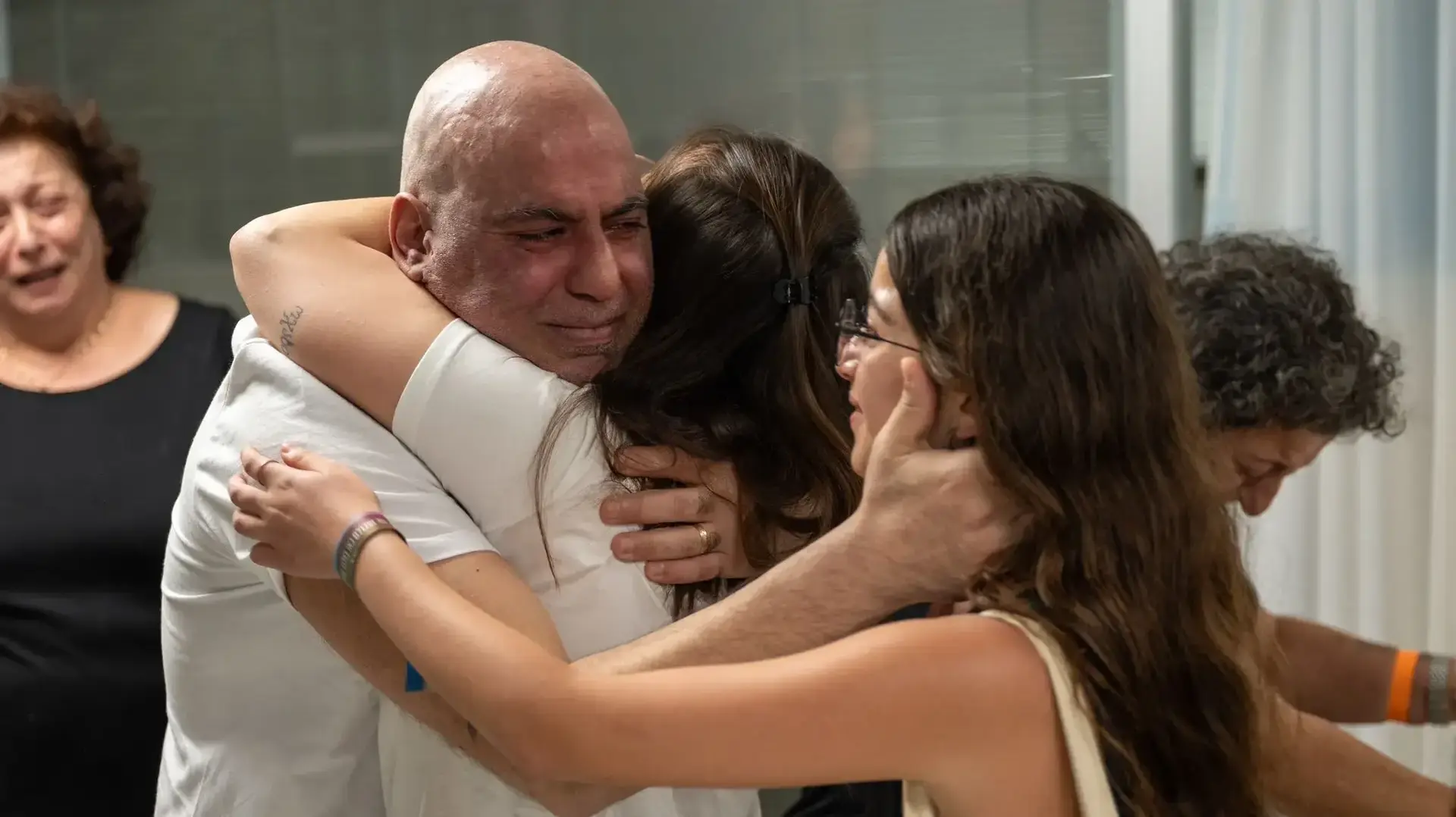 רגעי המפגשים המרגשים של נועה ארגמני, אלמוג מאיר, אנדרי קוזלוב ושלומי זיו, שחולצו היום במבצע נועז מעזה, עם בני משפחותיהם בבית החולים שיבא. רגעי המפגשים המרגשים של נועה ארגמני, אלמוג מאיר, אנדרי קוזלוב ושלומי זיו, שחולצו היום במבצע נועז מעזה, עם בני משפחותיהם בבית החולים שיבא.