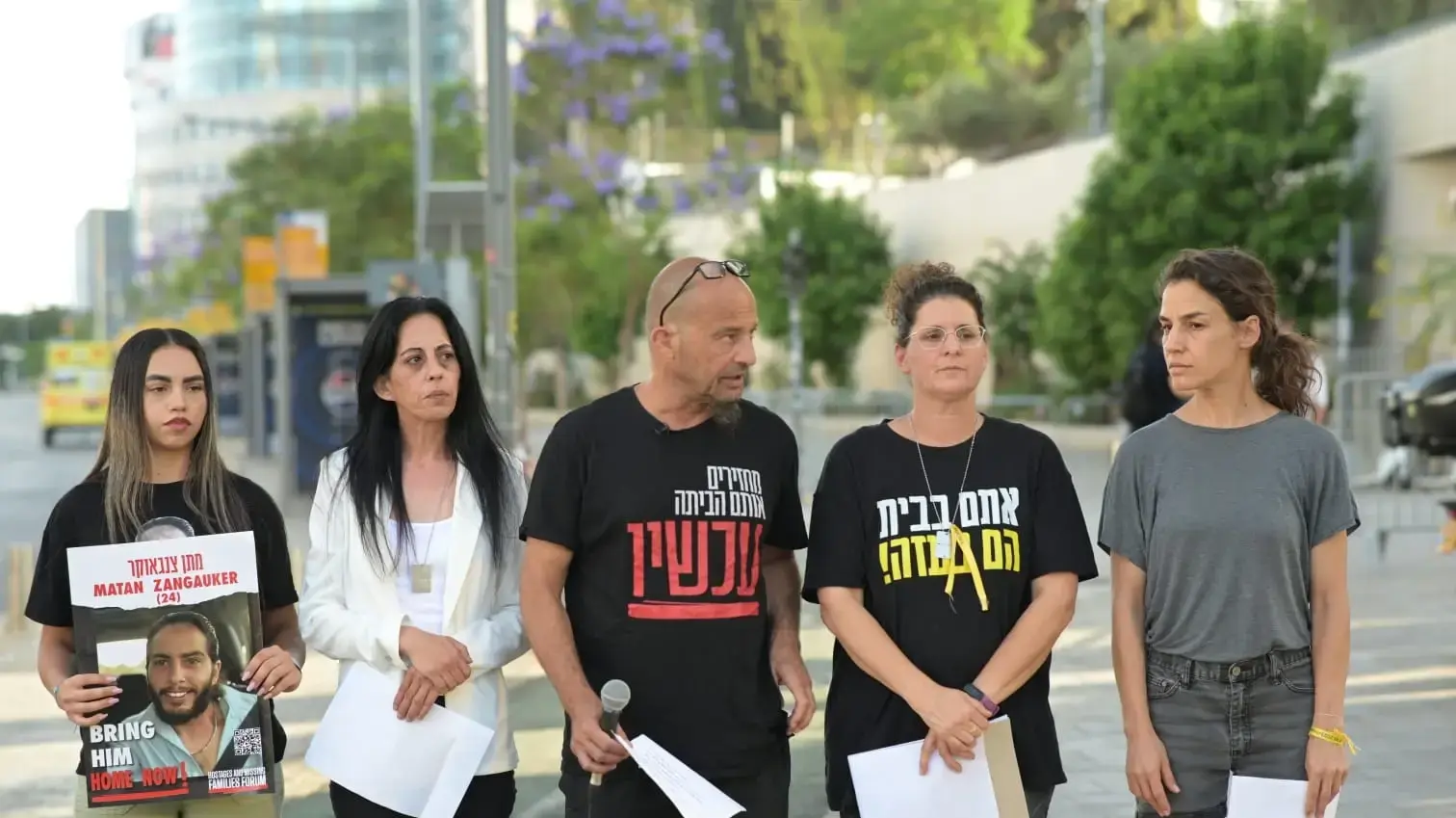 "אל לנו לשכוח שיש עוד 120 חטופים בשבי - אנחנו חייבים לשחרר אותם" הצהרת משפחות החטופים 08 ביוני 2024 "אל לנו לשכוח שיש עוד 120 חטופים בשבי - אנחנו חייבים לשחרר אותם" הצהרת משפחות החטופים 08 ביוני 2024