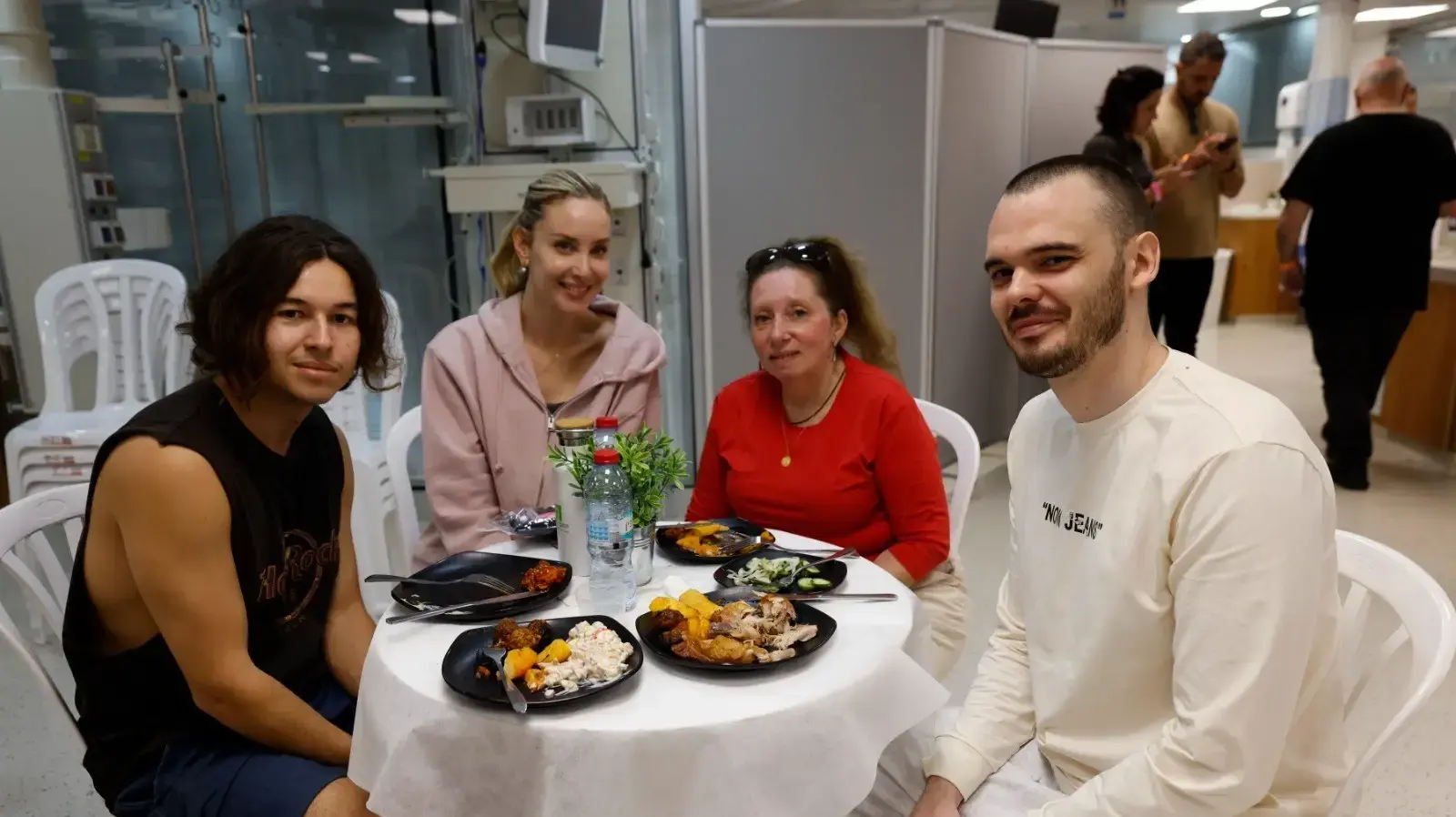 החטופים שחולצו מעזה נפגשו עם בני משפחותיהן, 9 ביוני 2024 החטופים שחולצו מעזה נפגשו עם בני משפחותיהן, 9 ביוני 2024