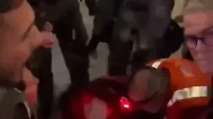 תיעוד של רופא מותקף על ידי שוטרים במהלך ההפגנות בתל אביב, 9 ביוני 2024 תיעוד של רופא מותקף על ידי שוטרים במהלך ההפגנות בתל אביב, 9 ביוני 2024