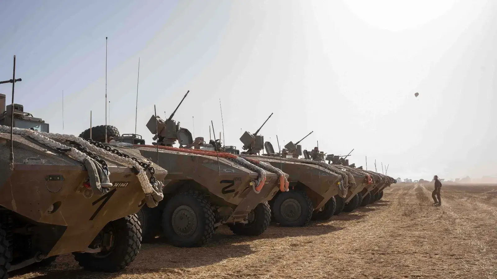 תיעוד ממצלמות הקסדה של לוחמי שייטת 13 מרגעי העברת ארבעת החטופים מכוחות הביטחון תיעוד ממצלמות הקסדה של לוחמי שייטת 13 מרגעי העברת ארבעת החטופים מכוחות הביטחון