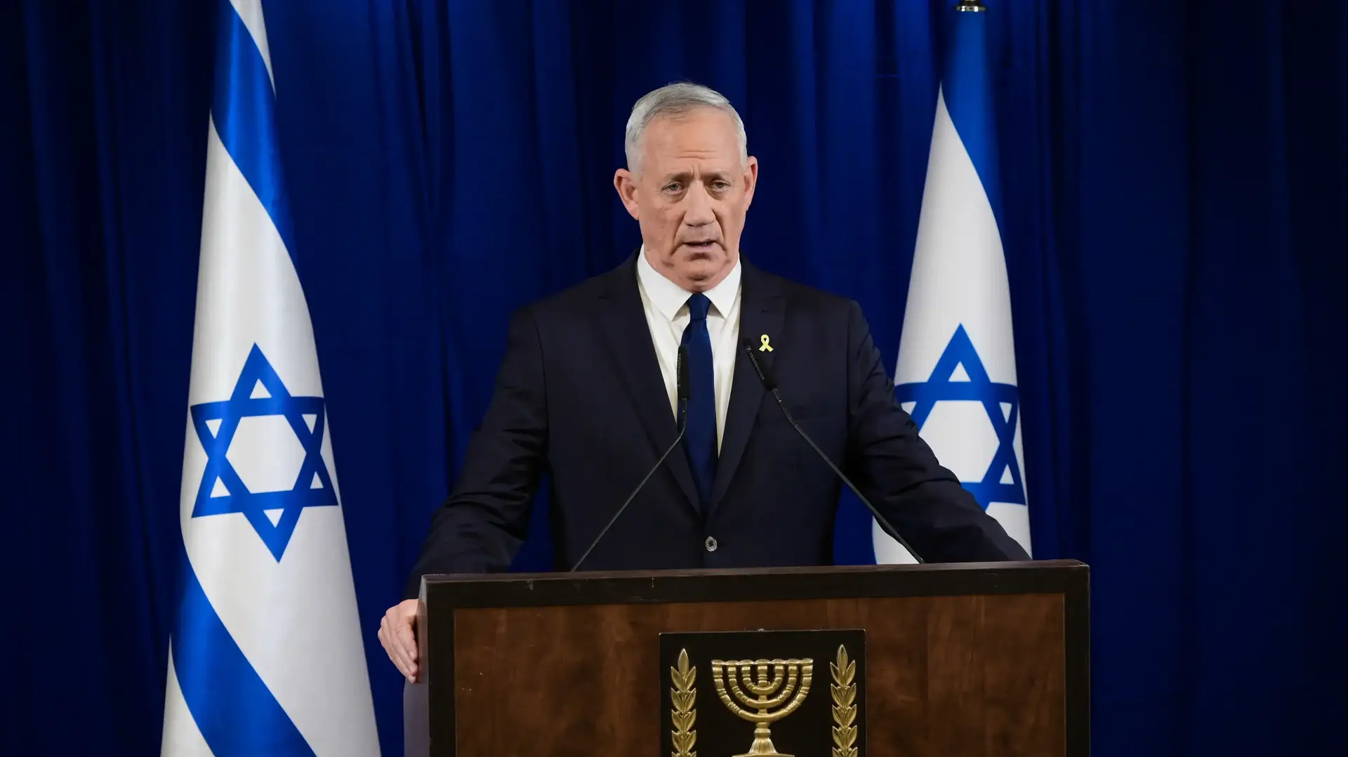 גנץ הכריז רשמית: "עוזבים את ממשלת החירום" גנץ הכריז רשמית: "עוזבים את ממשלת החירום"