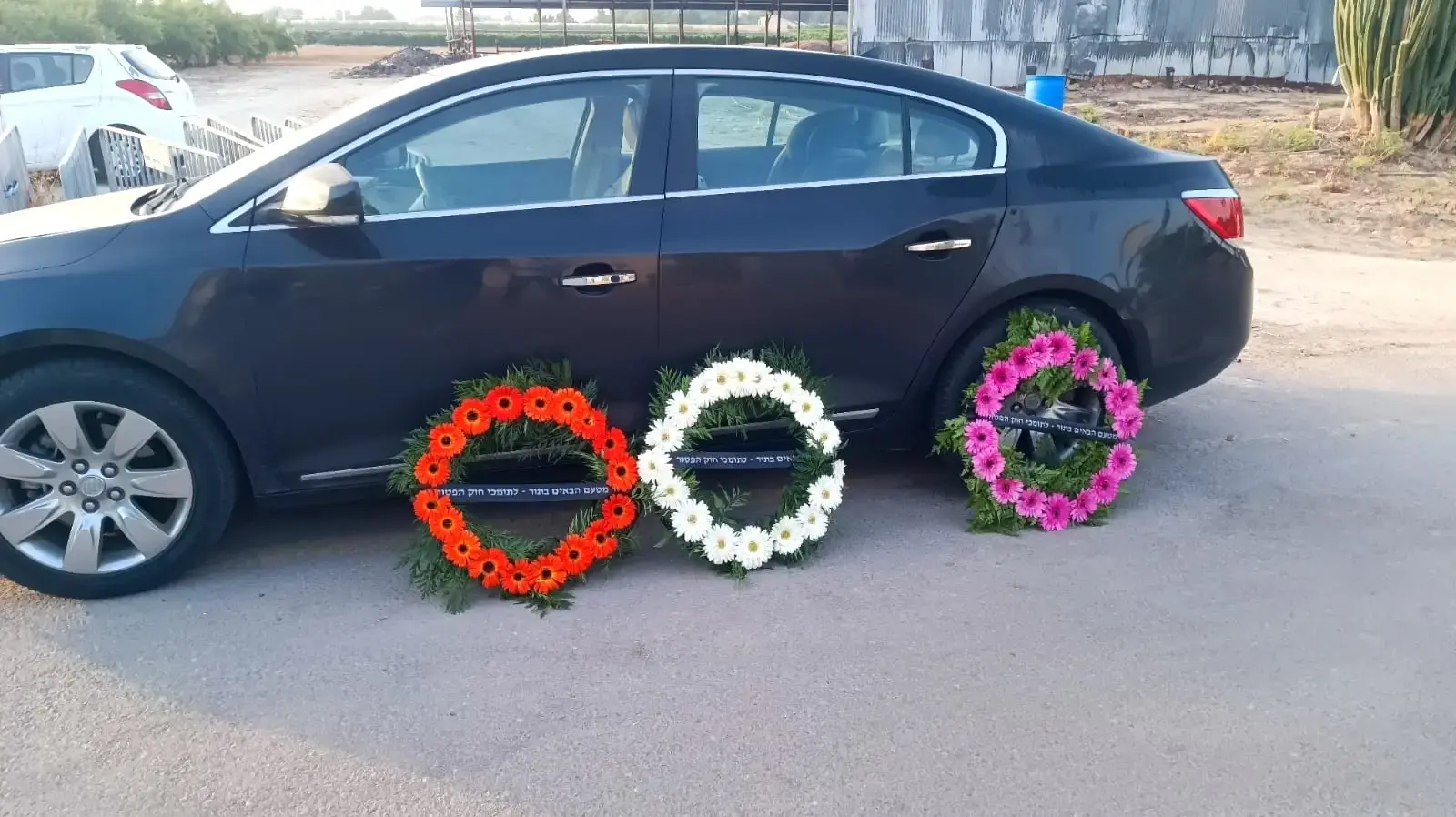 זרי לוויה הונחו מול בתיהם של חברי הקואליציה, לקראת ההצבעה על הפטור מגיוס זרי לוויה הונחו מול בתיהם של חברי הקואליציה, לקראת ההצבעה על הפטור מגיוס