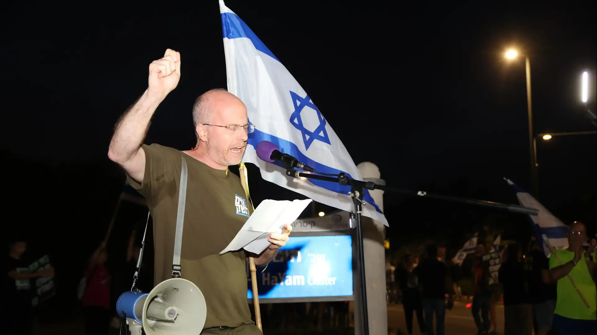 ד"ר אילן סמיש, הנואם המרכזי בהפגנה בקיסריה נעצר ע"י המשטרה - ושוחרר הבוקר לביתו ד"ר אילן סמיש, הנואם המרכזי בהפגנה בקיסריה נעצר ע"י המשטרה - ושוחרר הבוקר לביתו