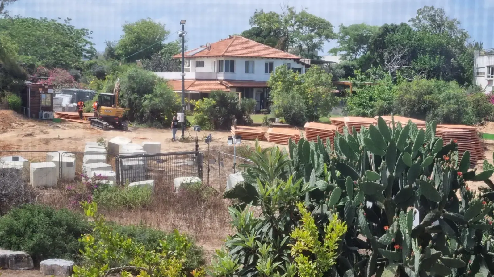 דיווחים על בנייה חריגה בקיסריה: הזוג נתניהו מקים חומות אקוסטיות סביב ביתם. 10 ביוני 2024 דיווחים על בנייה חריגה בקיסריה: הזוג נתניהו מקים חומות אקוסטיות סביב ביתם. 10 ביוני 2024