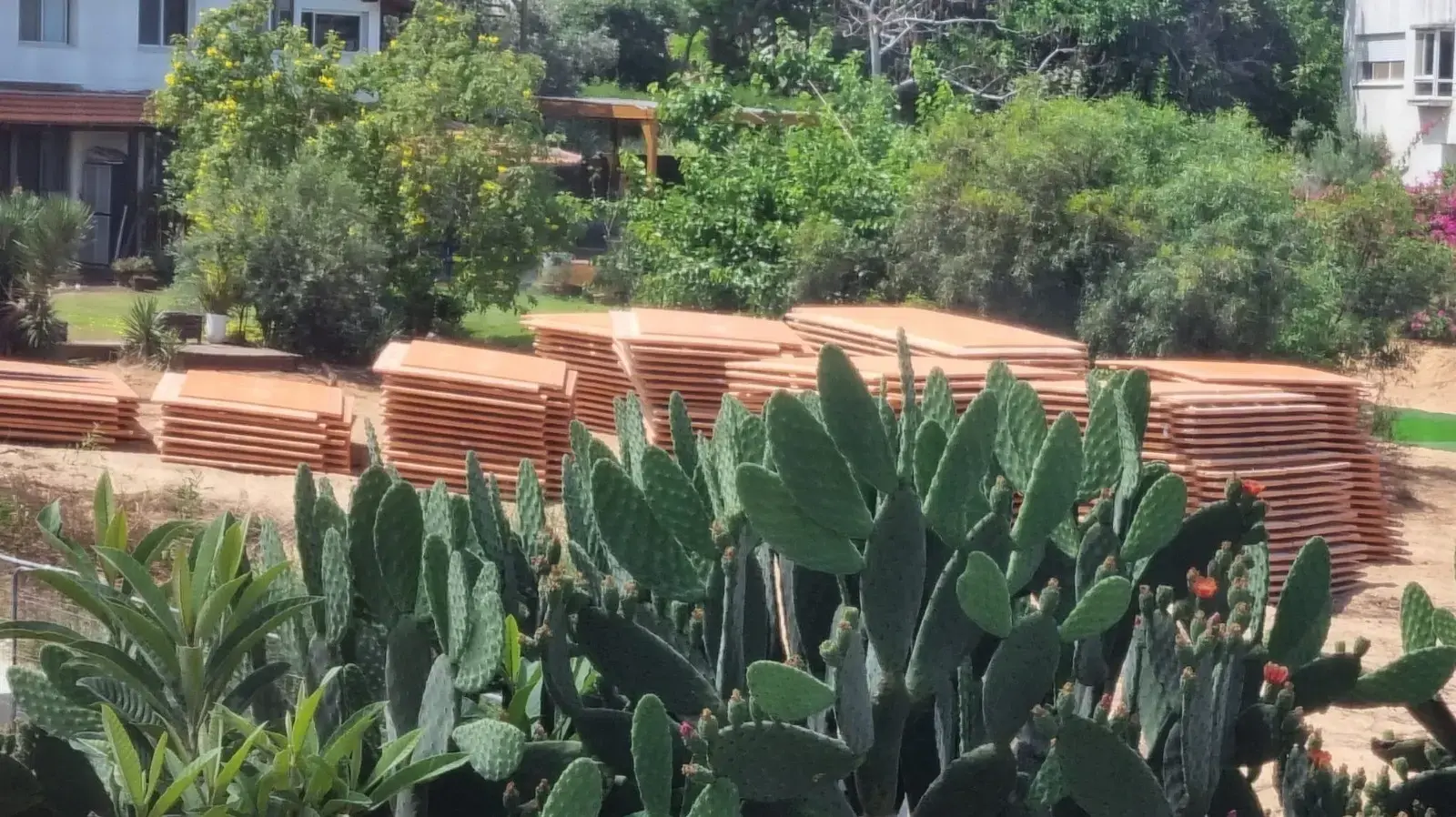 דיווחים על בנייה חריגה בקיסריה: הזוג נתניהו מקים חומות אקוסטיות סביב ביתם. 10 ביוני 2024