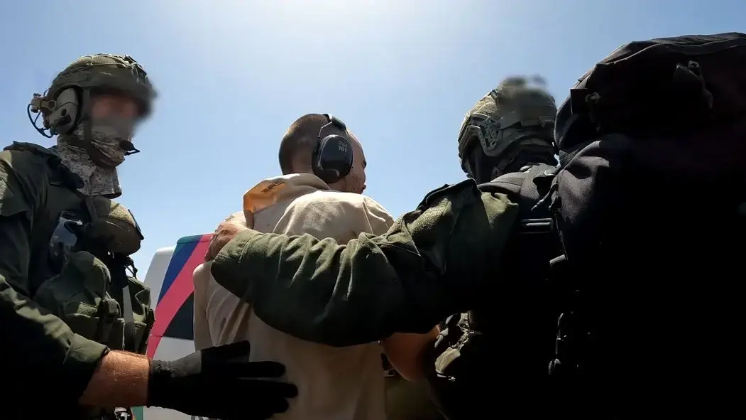 "ראשון עלה, שני, שלישי איתנו": תיעוד רגעי החילוץ של שלומי, אנדריי ואלמוג מרצועת עזה "ראשון עלה, שני, שלישי איתנו": תיעוד רגעי החילוץ של שלומי, אנדריי ואלמוג מרצועת עזה