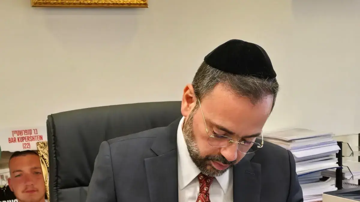 שר הבריאות אוריאל בוסו חותם על התקנות.10 ביוני 2024 שר הבריאות אוריאל בוסו חותם על התקנות.10 ביוני 2024