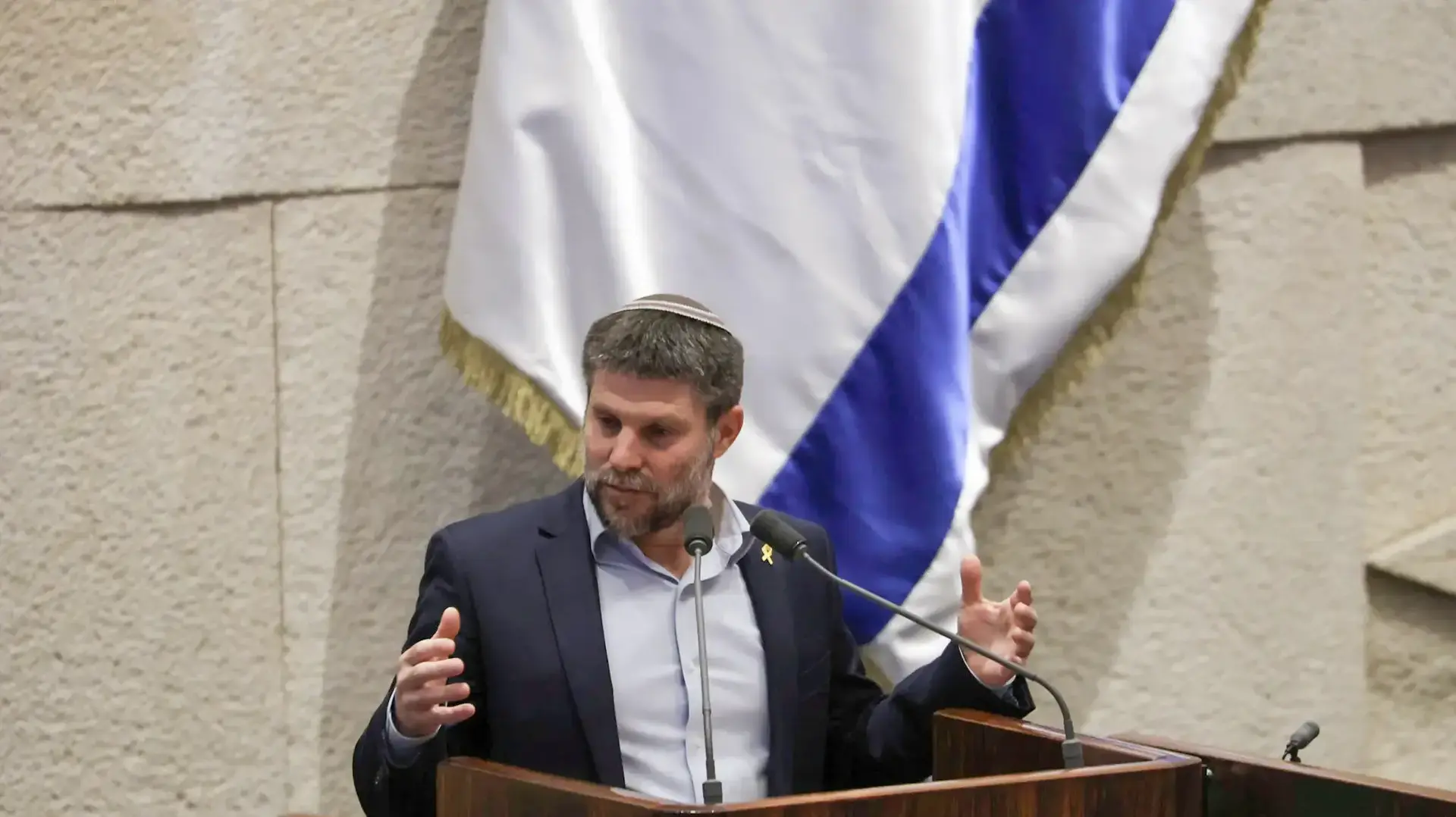 בצלאל סמוטריץ' במליאה לפני ההצבעה על החלת דין רציפות על חוק הגיוס, 11 ביוני 2024 בצלאל סמוטריץ' במליאה לפני ההצבעה על החלת דין רציפות על חוק הגיוס, 11 ביוני 2024