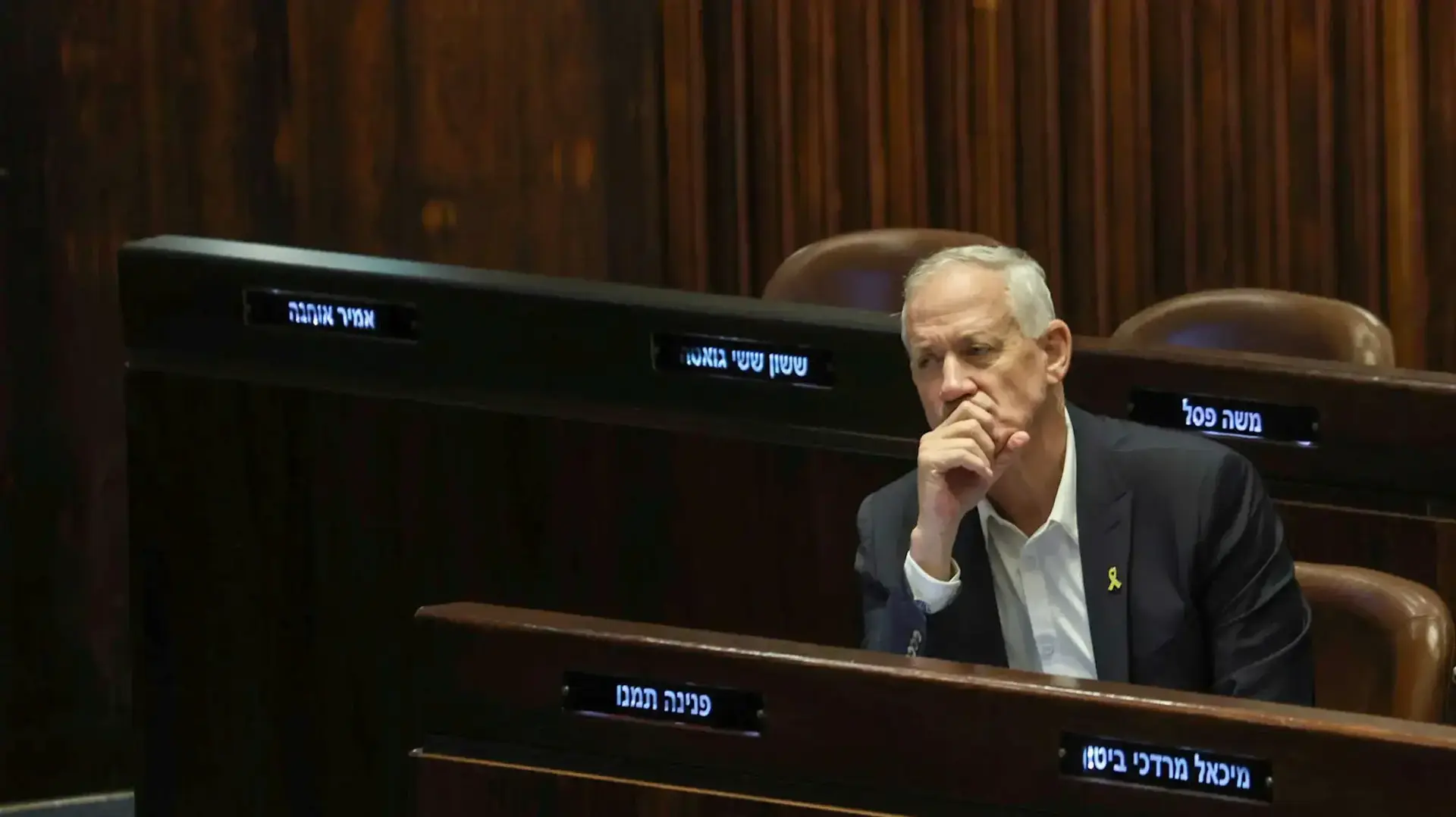 בני גנץ במליאה לפני ההצבעה על החלת דין רציפות על חוק הגיוס, 11 ביוני 2024 בני גנץ במליאה לפני ההצבעה על החלת דין רציפות על חוק הגיוס, 11 ביוני 2024