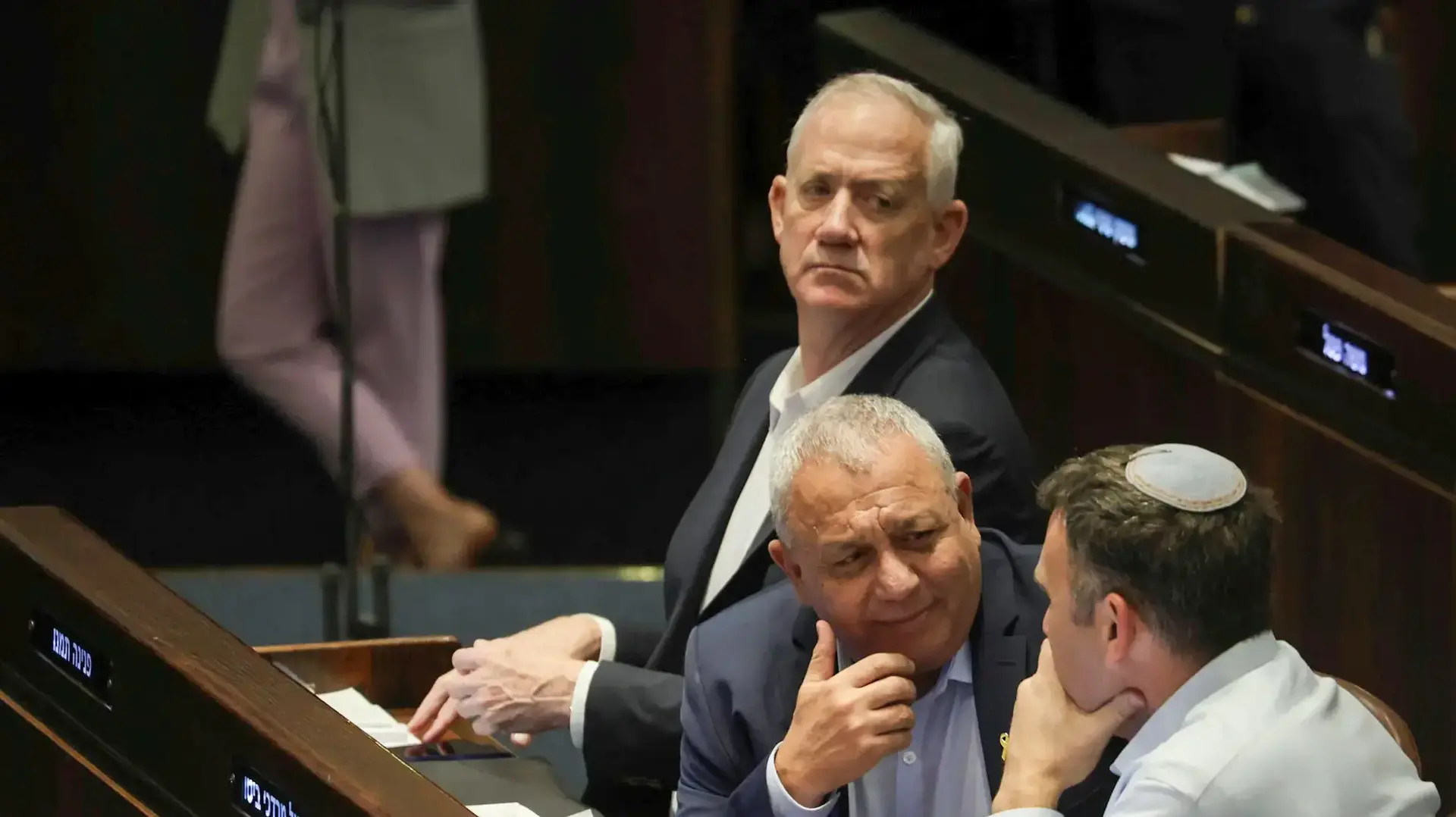 בני גנץ, גדי איזנקוט ומתן כהנא במליאה לפני ההצבעה על החלת דין רציפות על חוק הגיוס, 11 ביוני 2024