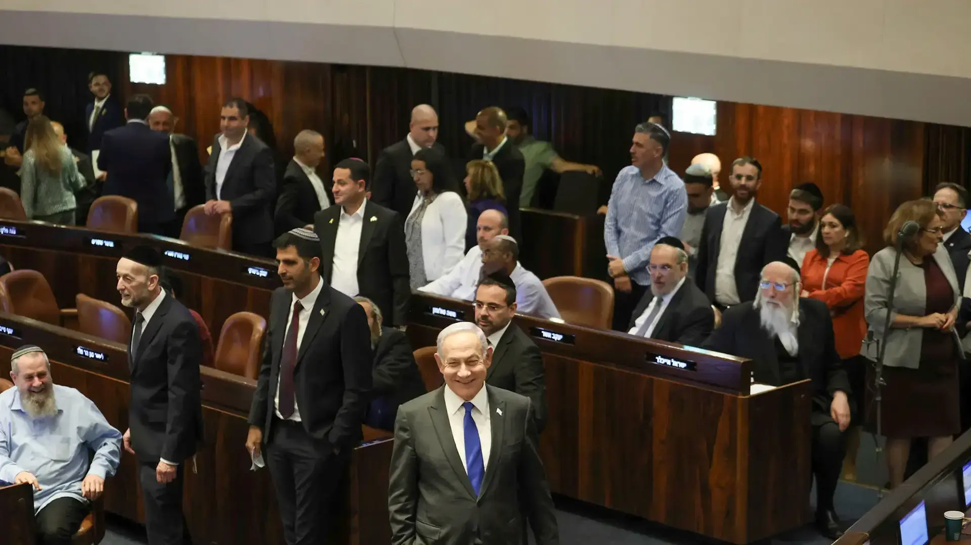 נתניהו במליאה לפני ההצבעה על החלת דין רציפות על חוק הגיוס, 11 ביוני 2024 נתניהו במליאה לפני ההצבעה על החלת דין רציפות על חוק הגיוס, 11 ביוני 2024