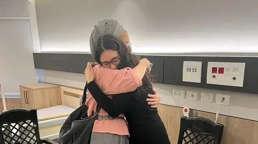 נועה ארגמני עם אמו של החטוף והבן זוג של נועה אבינתן אור נועה ארגמני עם אמו של החטוף והבן זוג של נועה אבינתן אור