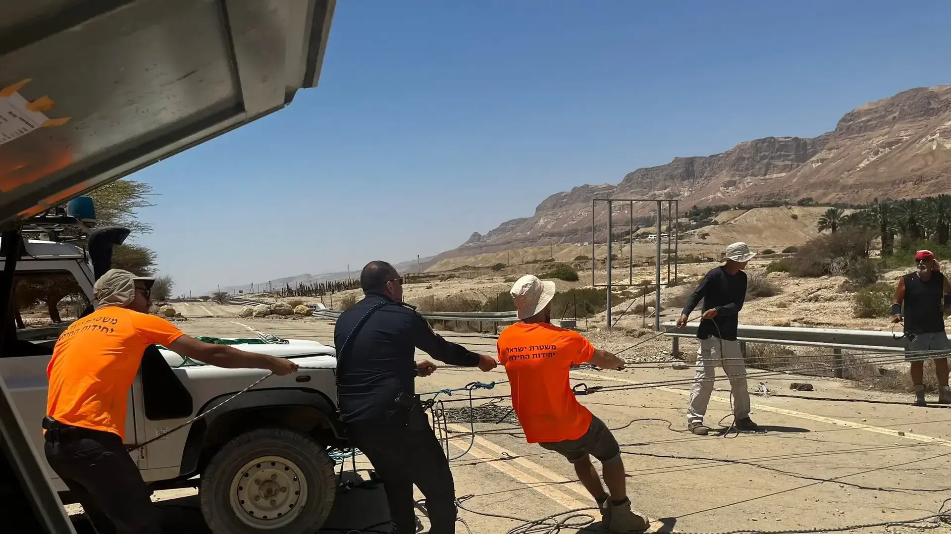 יעל נפל לבולען בעין גדי וחולץ יעל נפל לבולען בעין גדי וחולץ