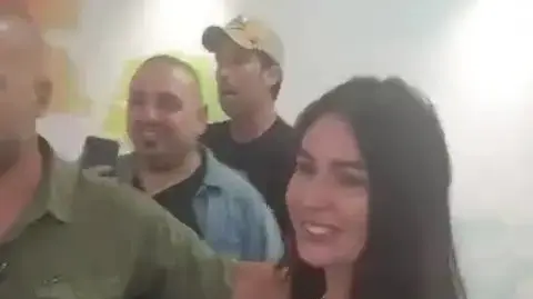 מירי רגב חומקת ממפגינים שרצו להתעמת עימה בביקור בפרדס חנה, 13 ביוני 2024 מירי רגב חומקת ממפגינים שרצו להתעמת עימה בביקור בפרדס חנה, 13 ביוני 2024
