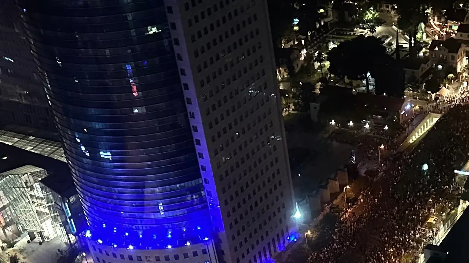 שדרות קפלן ובגין מלאות במפגינים הקוראים לבחירות ועסקת חטופים 15 ביוני 2024 שדרות קפלן ובגין מלאות במפגינים הקוראים לבחירות ועסקת חטופים 15 ביוני 2024