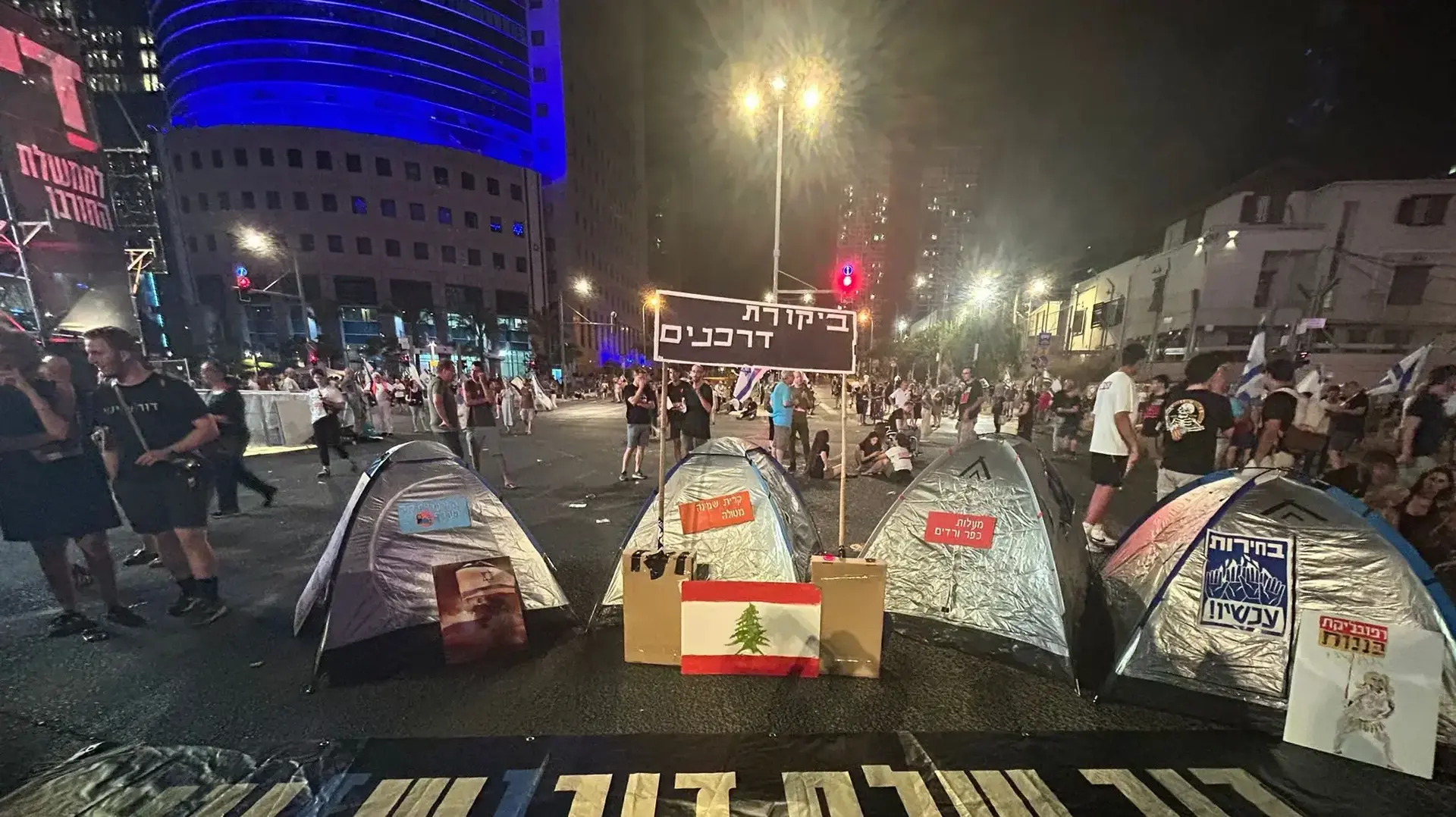 פעילי דורשינוי הקימו אוהלים בקפלן במיצג ״איבדנו את הצפון״ במחאה על הפקרת הצפון 15 ביוני 2024 פעילי דורשינוי הקימו אוהלים בקפלן במיצג ״איבדנו את הצפון״ במחאה על הפקרת הצפון 15 ביוני 2024