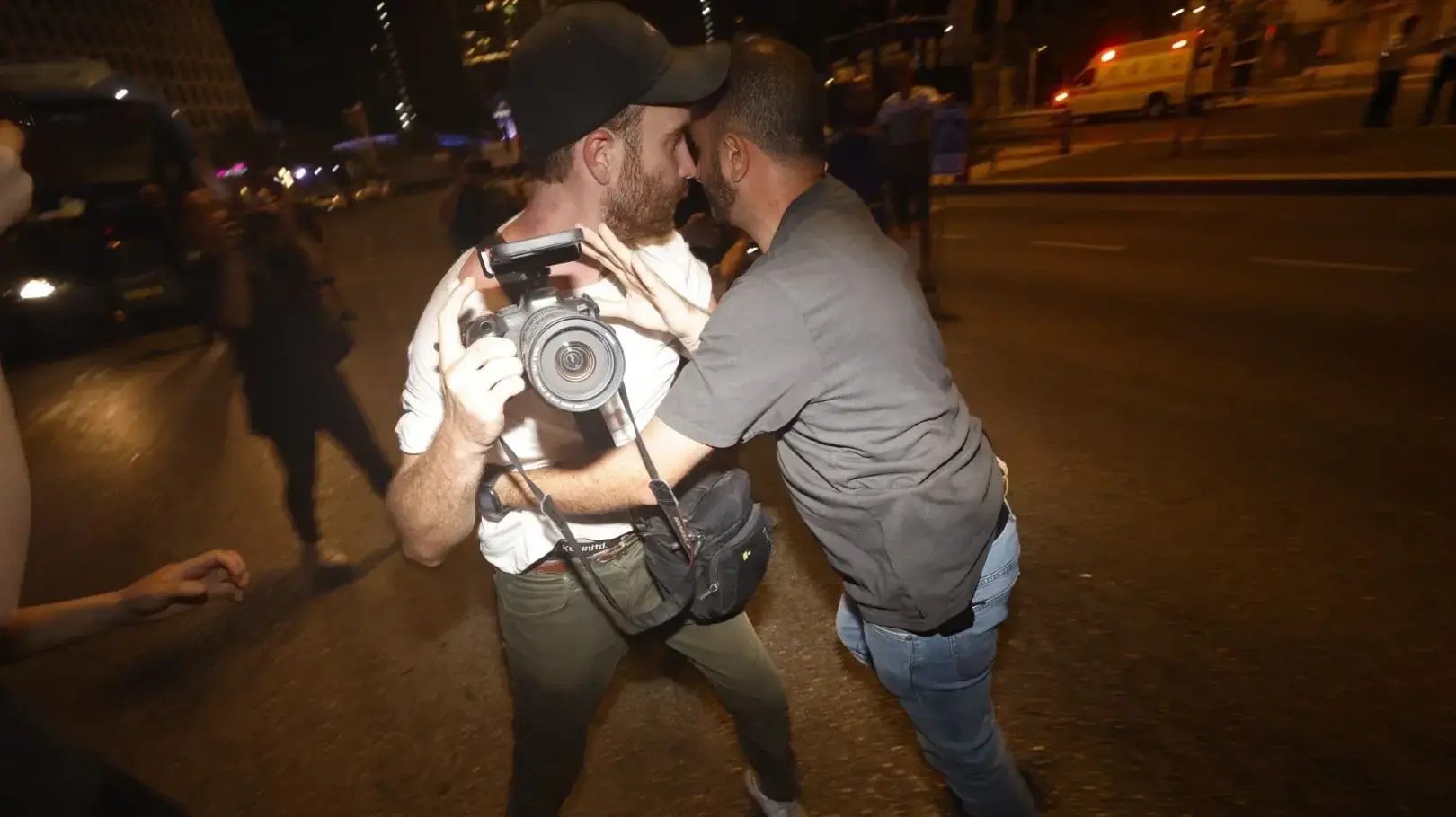צלם "הארץ" איתי רון נעצר ומועלה לאוטוובס העצורים במחאה בתל אביב למען הבחירות צלם "הארץ" איתי רון נעצר ומועלה לאוטוובס העצורים במחאה בתל אביב למען הבחירות