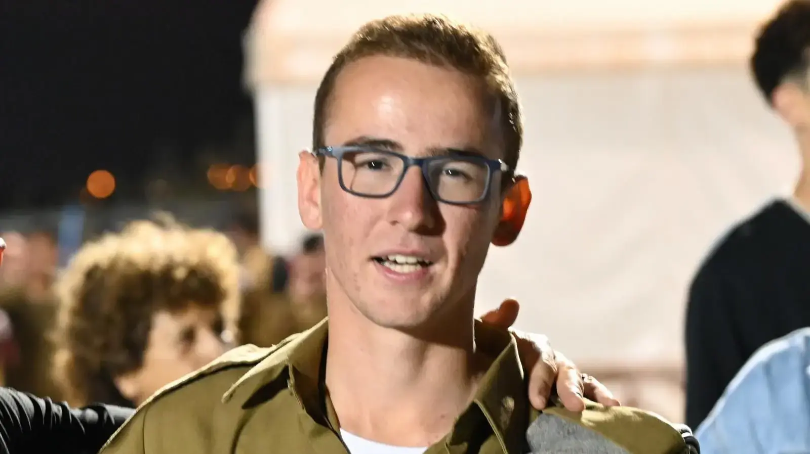 סמ"ר אור בלומוביץ, מפרדס חנה-כרכור, לוחם בגדוד 601, עוצבת עקבות הברזל (401), נפל בקרב בדרום רצועת עזה, בן 20 בנופלו. סמ"ר אור בלומוביץ, מפרדס חנה-כרכור, לוחם בגדוד 601, עוצבת עקבות הברזל (401), נפל בקרב בדרום רצועת עזה, בן 20 בנופלו.