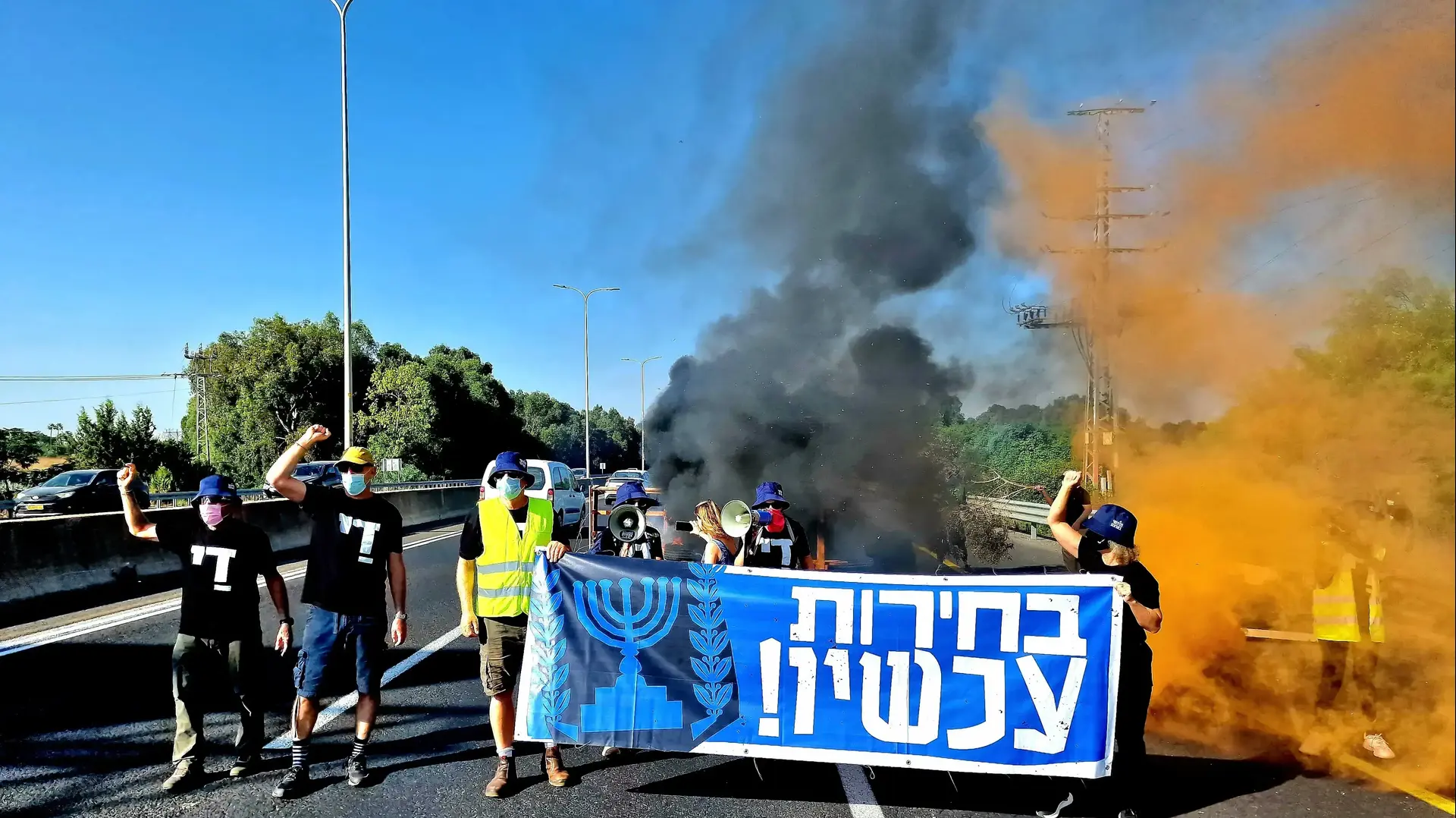 מפגינים חוסמים את כביש 4 מפגינים חוסמים את כביש 4