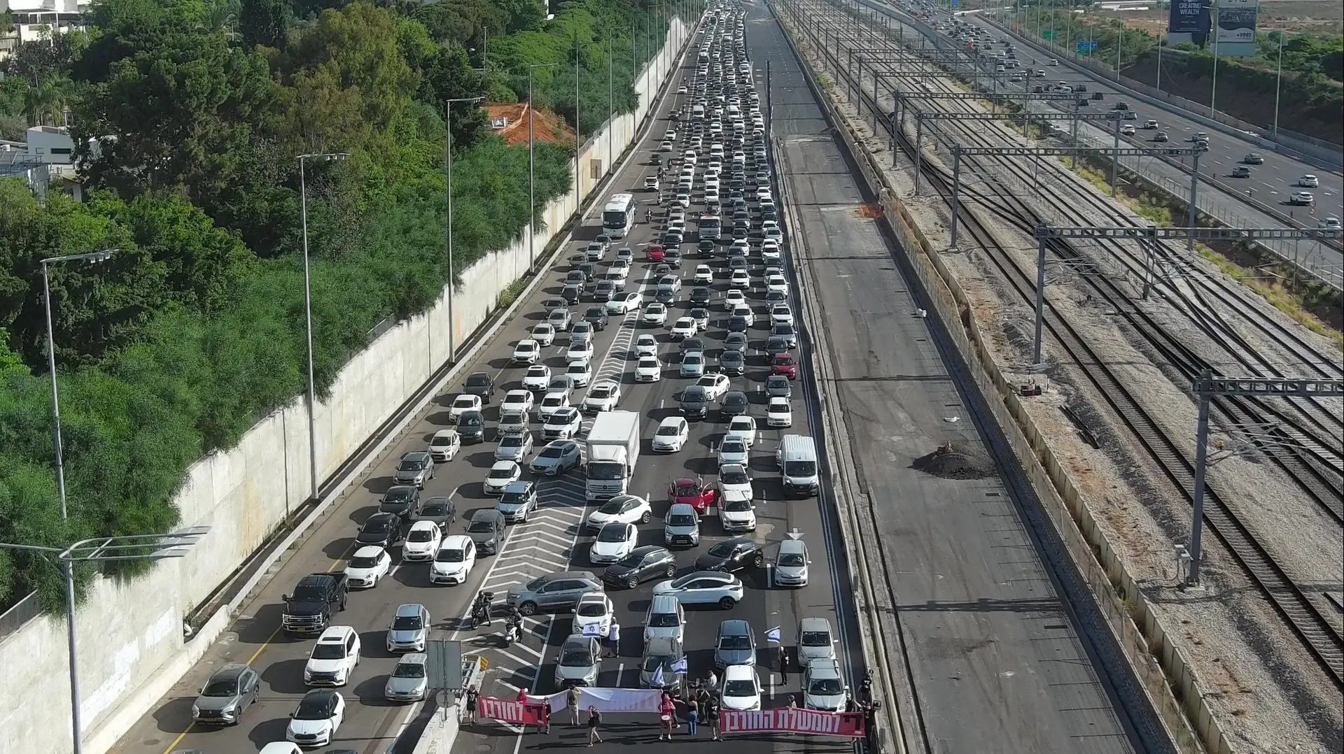 "די!" המאבק להצלת המדינה והחזרת המנדט לעם. מפגינים חוסמים את איילון דרום באזור מחלף קק״ל, 16 ביוני 2024 "די!" המאבק להצלת המדינה והחזרת המנדט לעם. מפגינים חוסמים את איילון דרום באזור מחלף קק״ל, 16 ביוני 2024