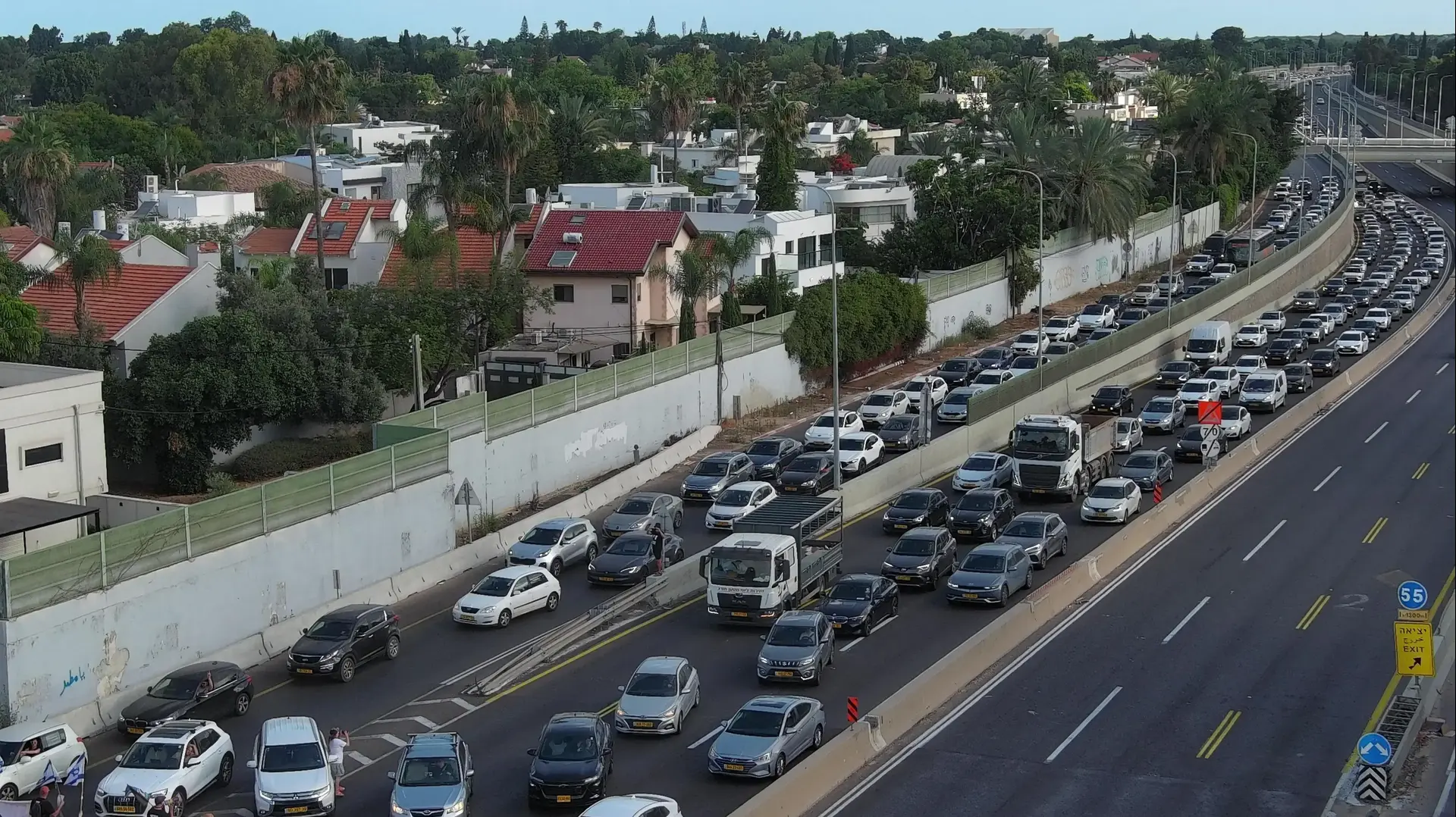 מפגינים נגד הממשלה חוסמים את כביש 2 באזור הרצליה, 17 ביוני 2024 מפגינים נגד הממשלה חוסמים את כביש 2 באזור הרצליה, 17 ביוני 2024
