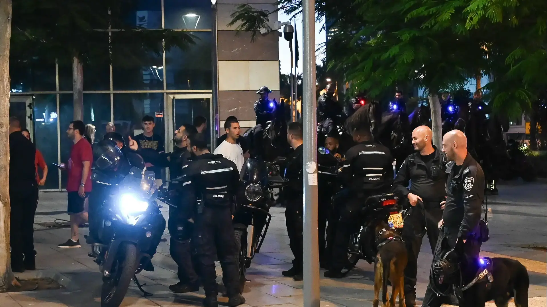 שוטרים מחוץ להיכל מנורה מבטחים, לצד אוהדי הפועל תל אביב