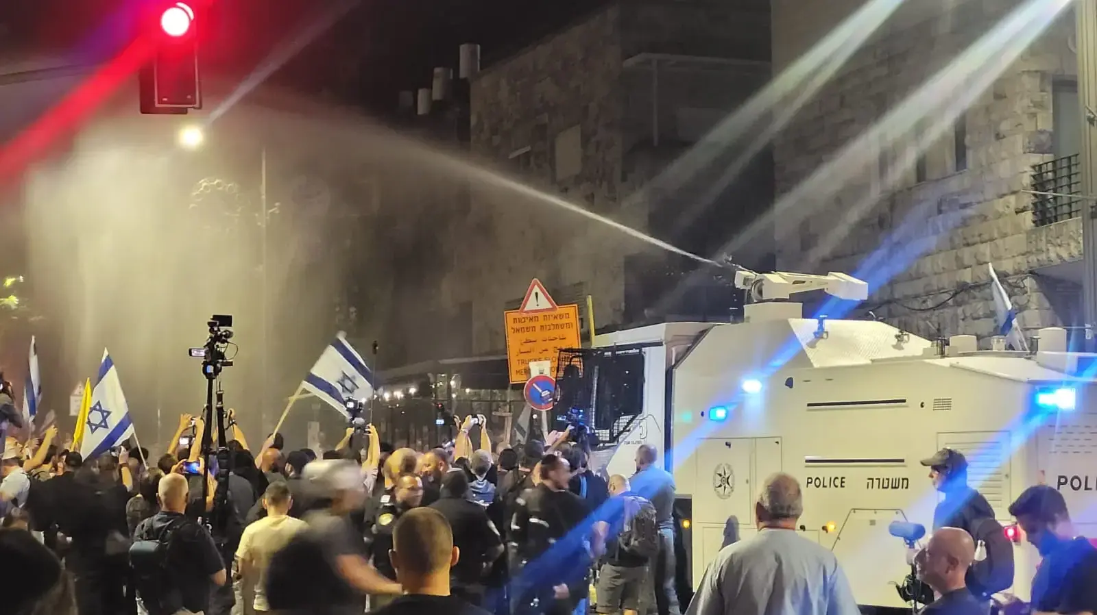 המשטרה מפעילה מכתזית לעבר המפגינים מול בית ראש הממשלה, 17 ביוני 2024 המשטרה מפעילה מכתזית לעבר המפגינים מול בית ראש הממשלה, 17 ביוני 2024