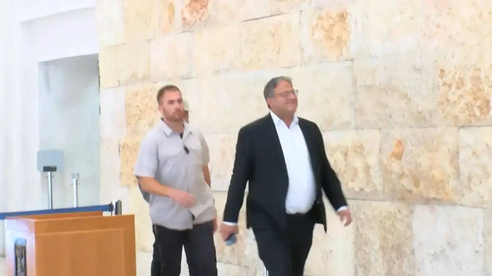 איתמר בן גביר נכנס לדיון על חוק לתיקון פקודת המשטרה ,בג"ץ,בית המשפט העליון.18 ביוני 2024 איתמר בן גביר נכנס לדיון על חוק לתיקון פקודת המשטרה ,בג"ץ,בית המשפט העליון.18 ביוני 2024