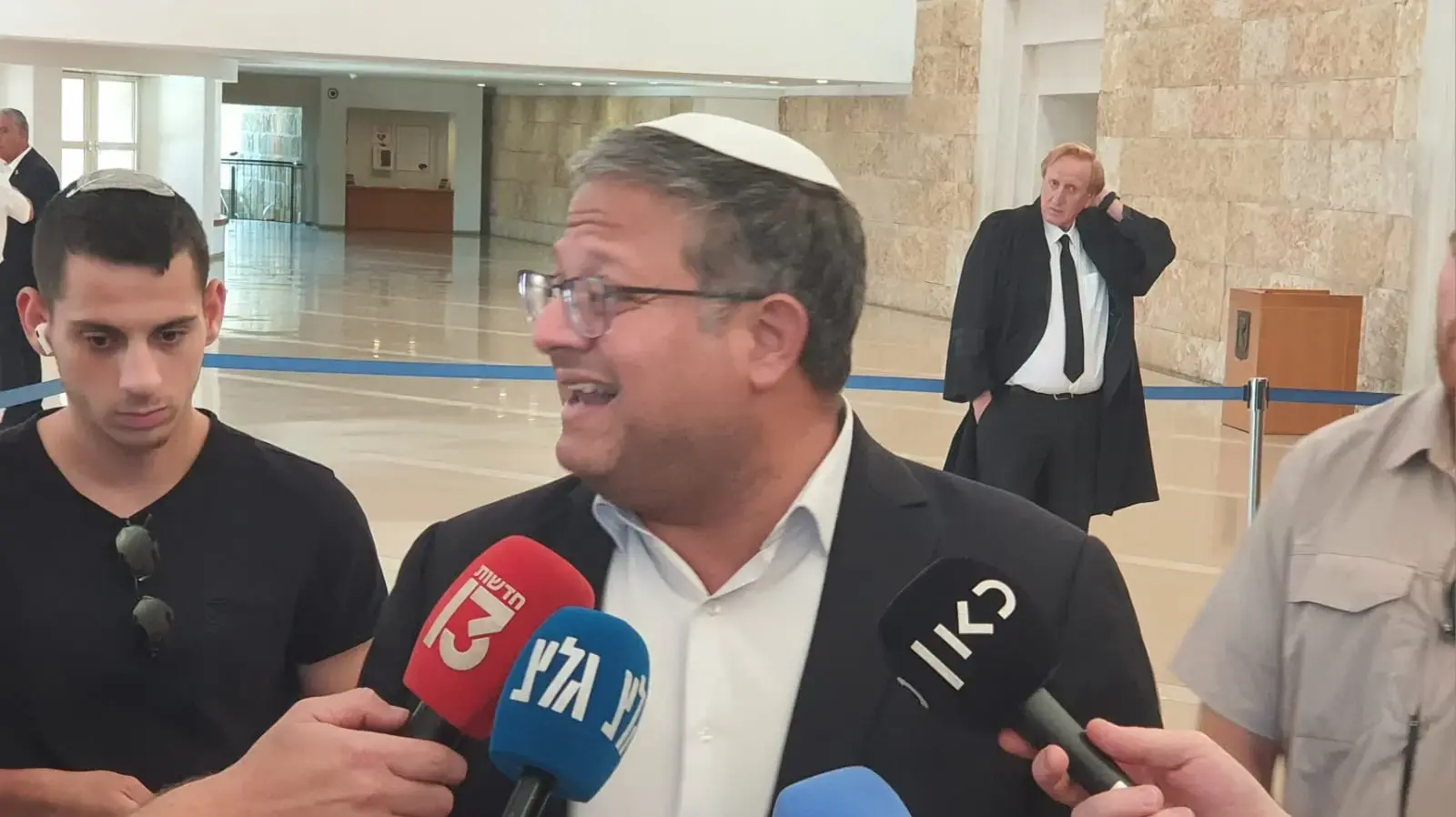 איתמר בן גביר נכנס לדיון על חוק לתיקון פקודת המשטרה ,בג"ץ,בית המשפט העליון.18 ביוני 2024 איתמר בן גביר נכנס לדיון על חוק לתיקון פקודת המשטרה ,בג"ץ,בית המשפט העליון.18 ביוני 2024