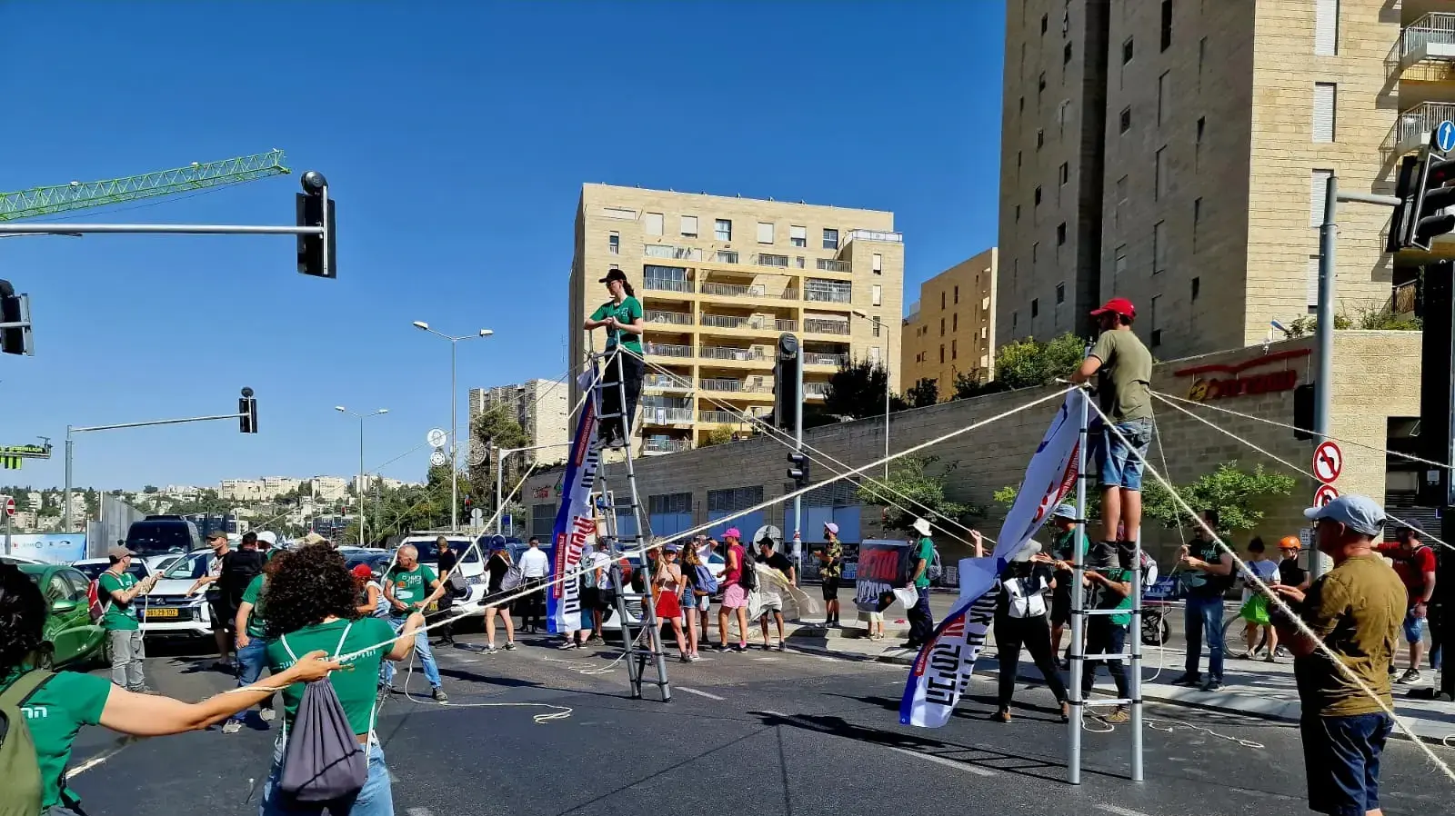 מפגינים חוסמים את צומת כביש 16 ביציאה מירושלים בקריאה לשחרר את החטופים 18 ביוני 2024 מפגינים חוסמים את צומת כביש 16 ביציאה מירושלים בקריאה לשחרר את החטופים 18 ביוני 2024