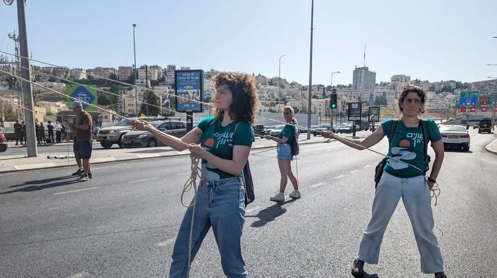 מפגינים חוסמים את צומת כביש 16 ביציאה מירושלים בקריאה לשחרר את החטופים 18 ביוני 2024 מפגינים חוסמים את צומת כביש 16 ביציאה מירושלים בקריאה לשחרר את החטופים 18 ביוני 2024
