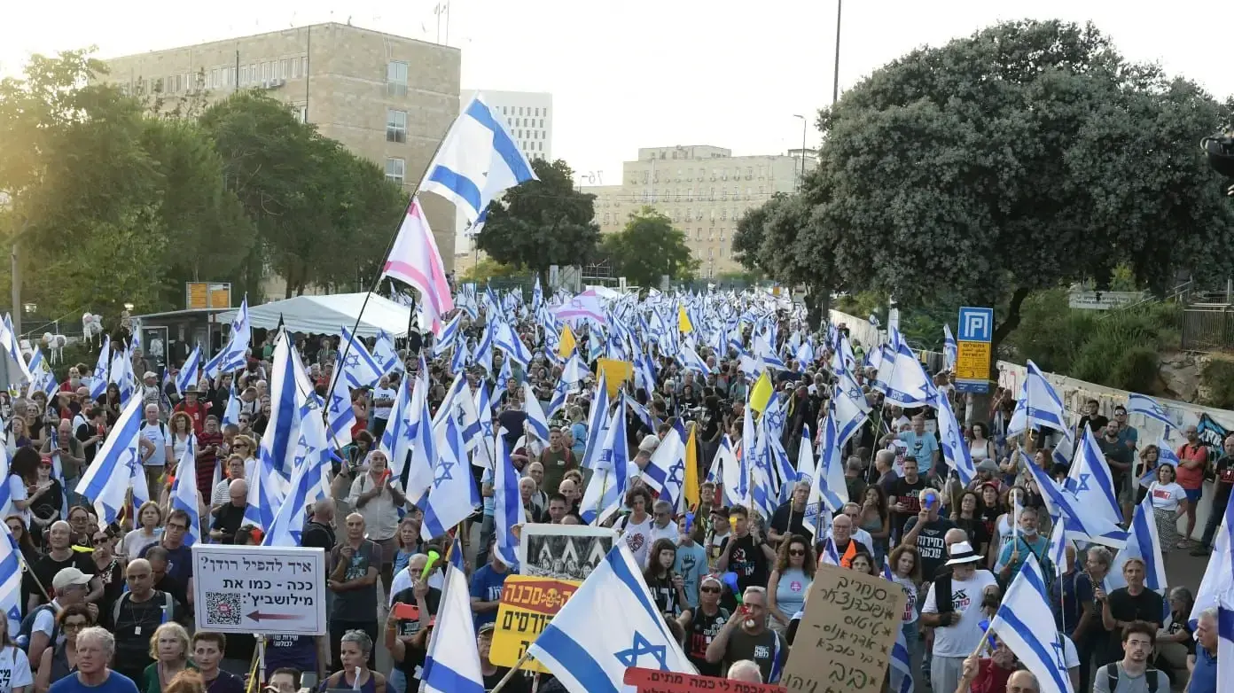 אלפים מפגינים מול הכנסת בקריאה לבחירות 18 ביוני 2024 